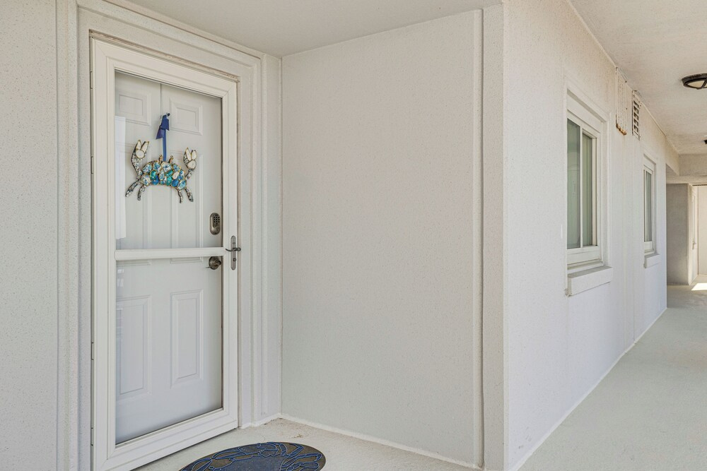 Walk to Ocean! Atlantic Beach Condo w/ Pool Access