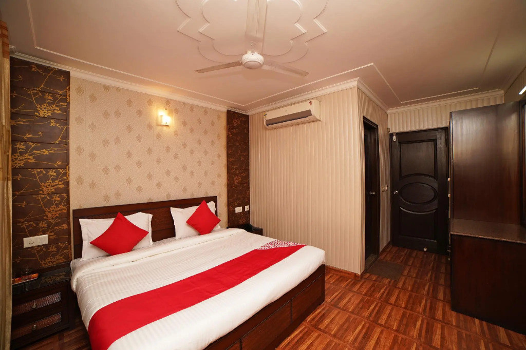 OYO 32589 Hotel Sky Lark