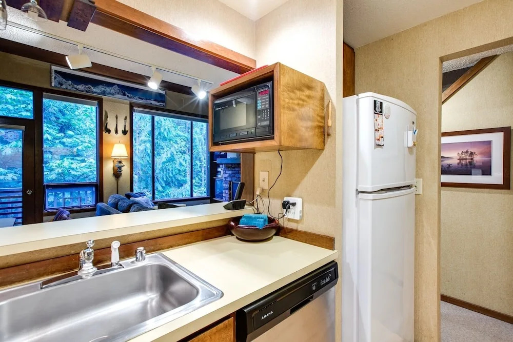 59sw - Fireplace - Dishwasher - Washer/dryer - Sleeps 6 2 Bedroom Home by RedAwning