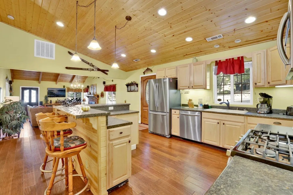 Lazy Bear Lodge Central Retreat by Big Bear Vacations