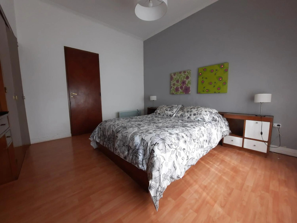 Casa c/amplio jardín, garage y parrilla