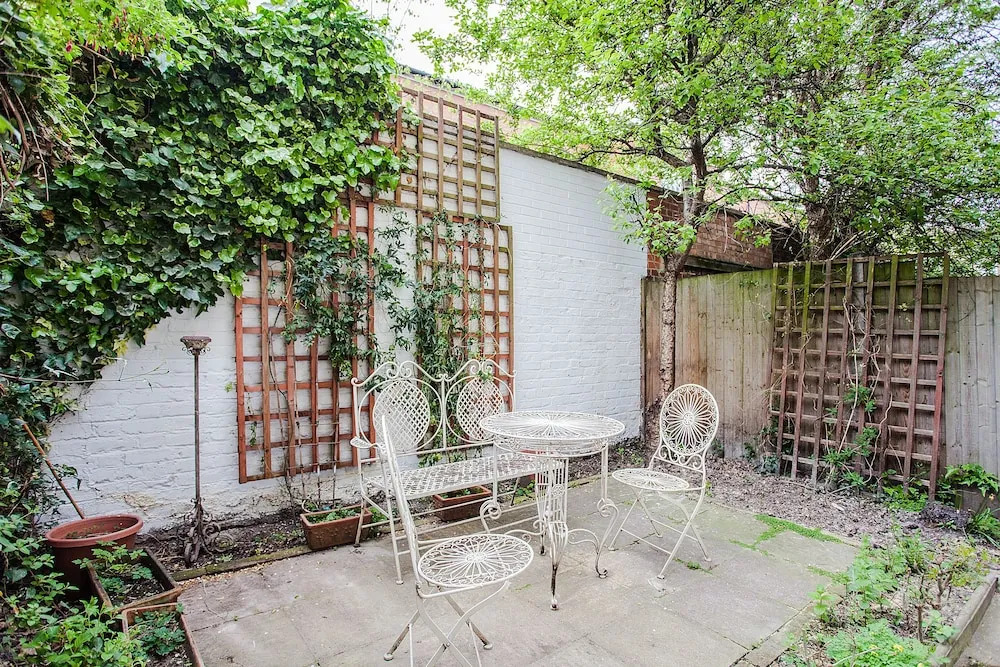 Beautiful 2 Bedroom Garden Apartment