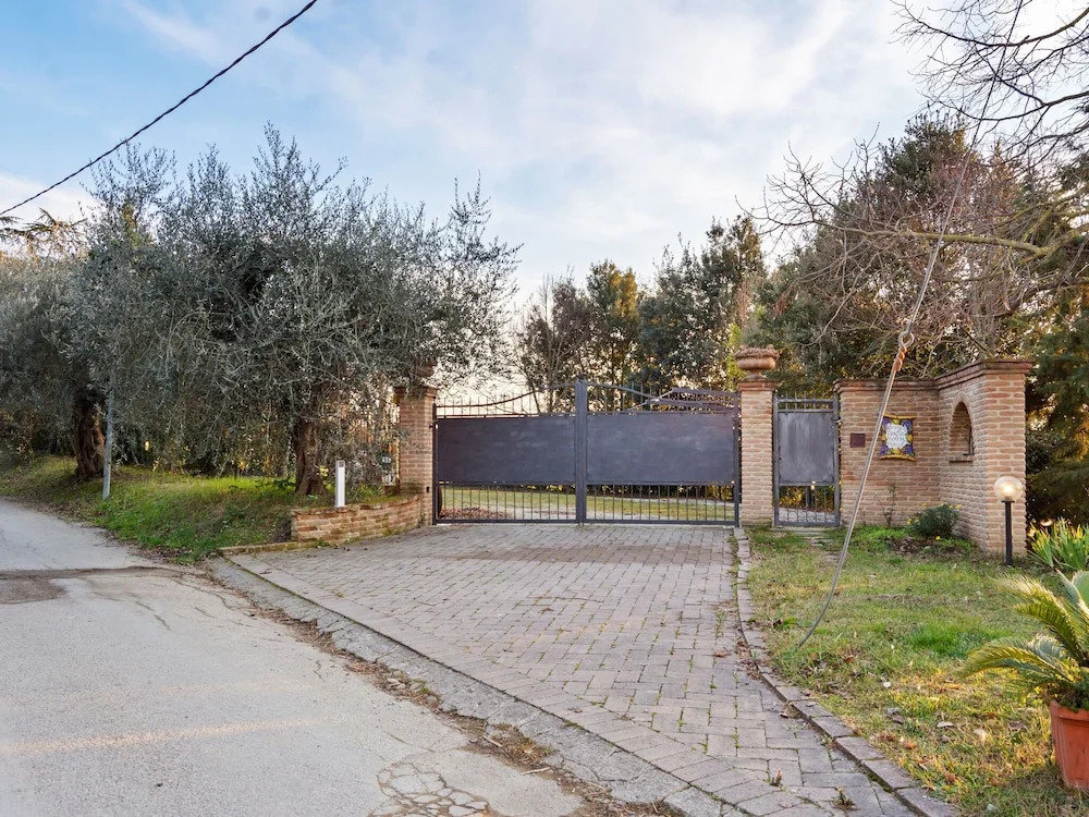 Pretty Holiday Home in Castiglione del Lago With Garden