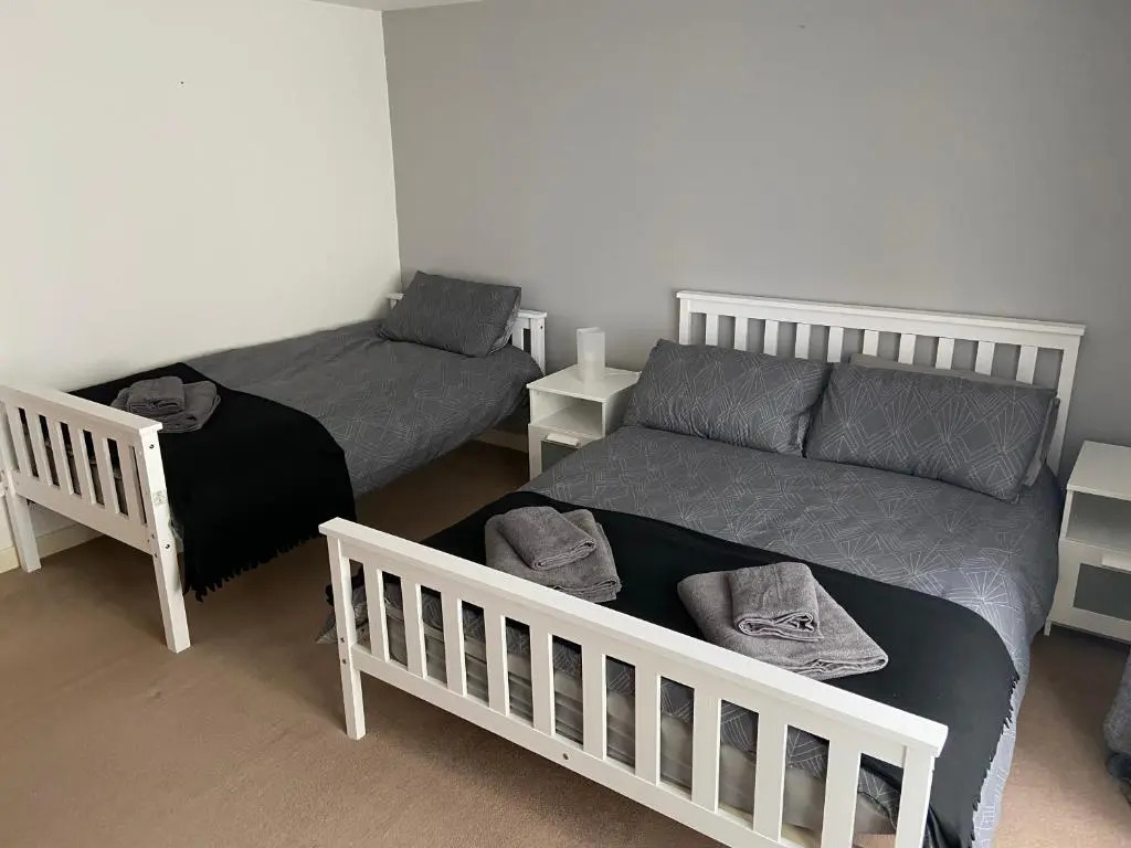 Cosy 3-bedroom house, stones throw to beach