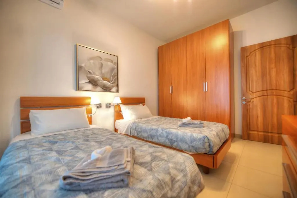 Large 3 bedrooms steps away from Balluta Bay BCAM2-1