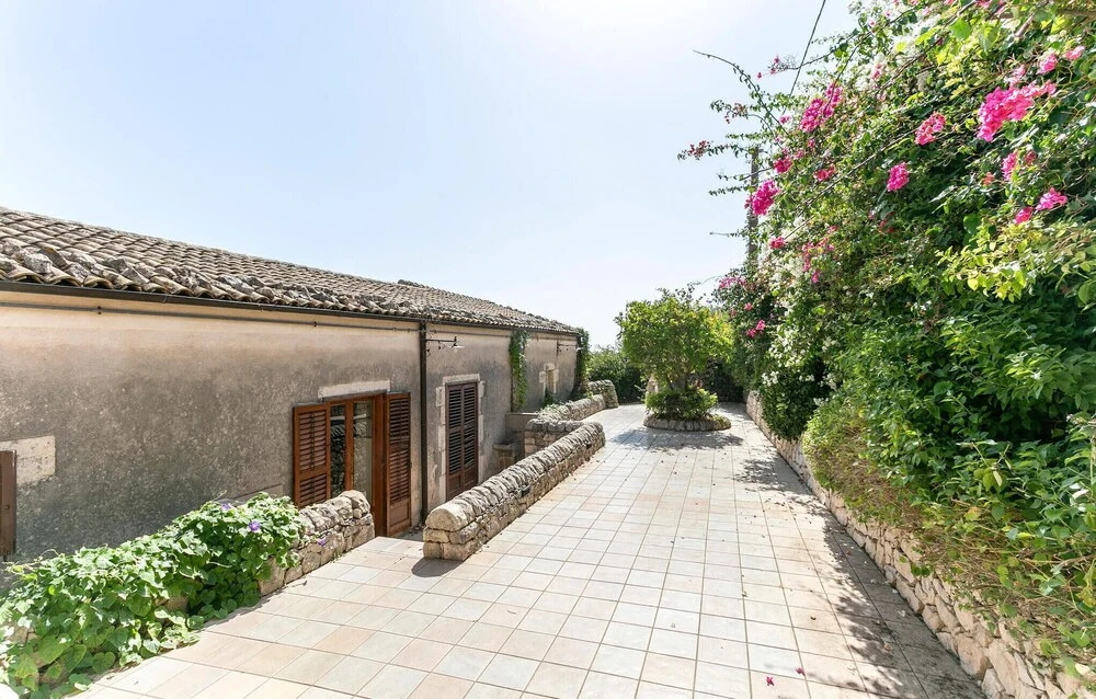 Awesome Home in Ragusa With 5 Bedrooms, Wifi and Private Swimming Pool