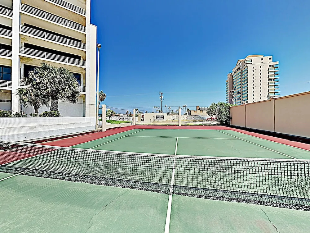 New Listing! Posh W/ Pool - Steps To Beach 2 Bedroom Condo