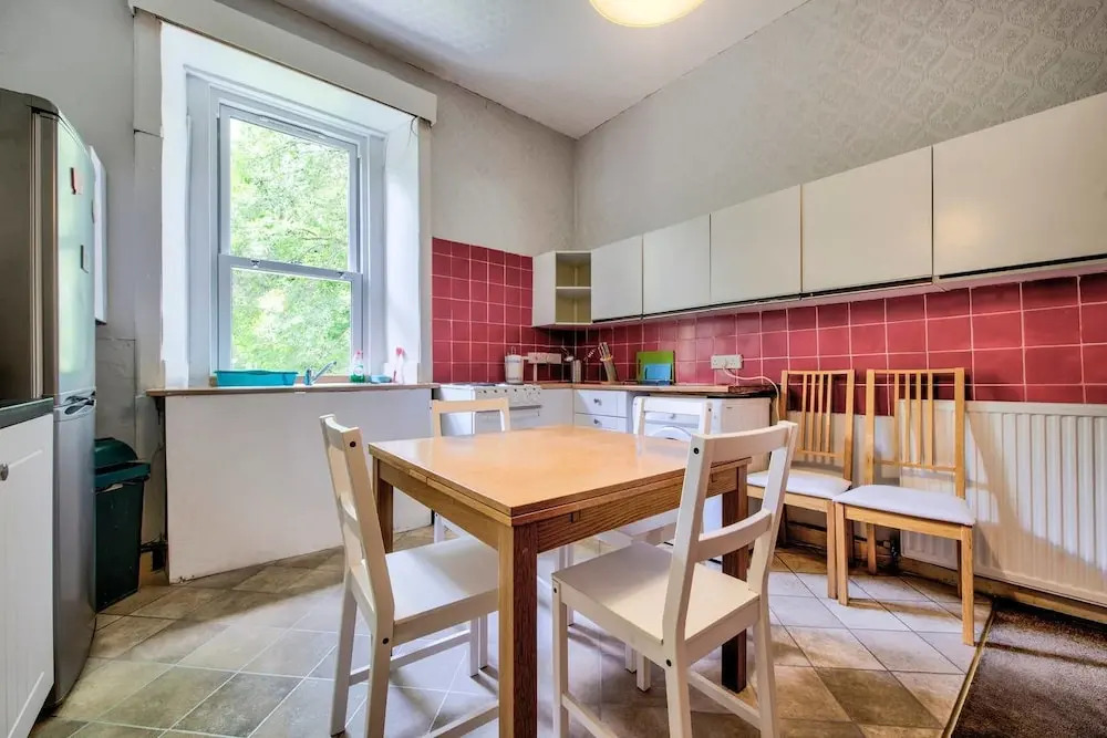 Spacious 4 Bedroom Apartment on the South Side