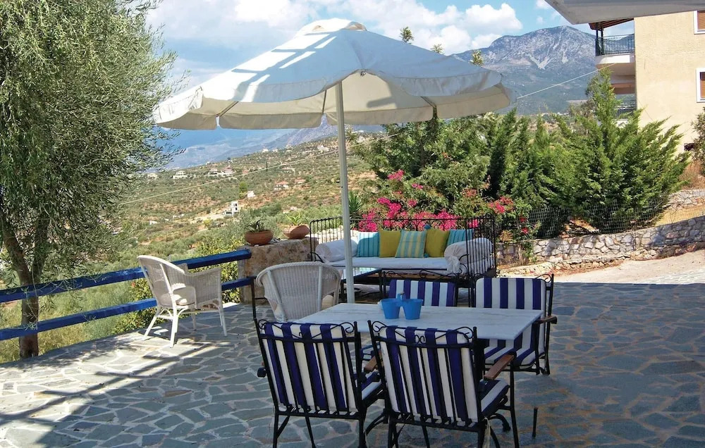 2 Bedroom Lovely Home In Kalamata