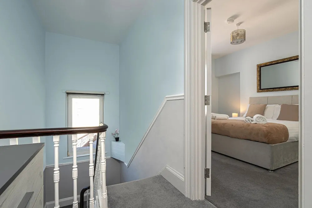 JOIVY Charming 4-Bed House Near The Hoe Park