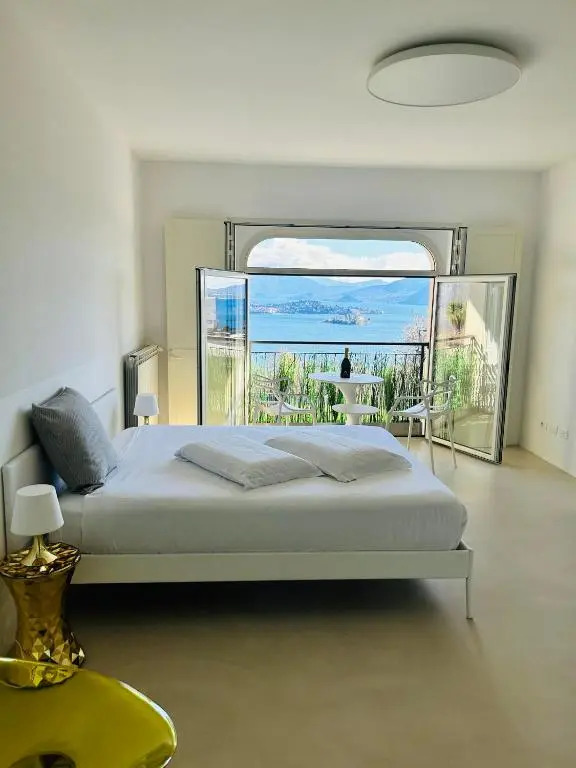 Artelago-Rose studio lake view