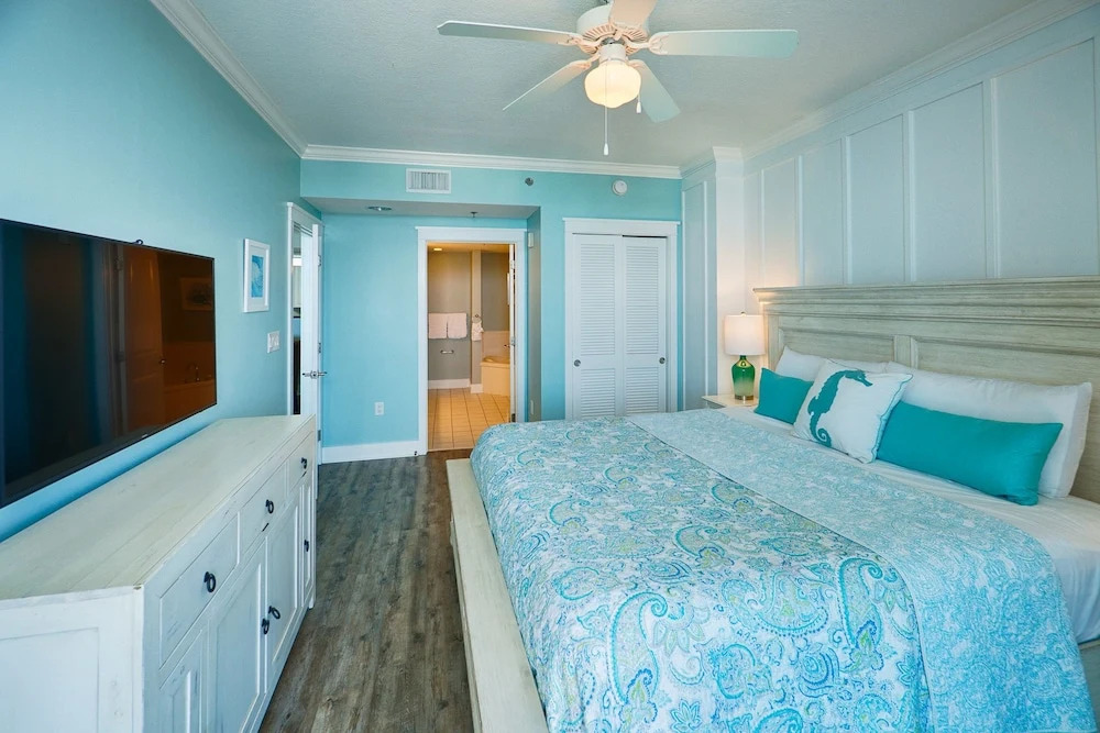 Waterscape B606 - 2 Br condo by RedAwning