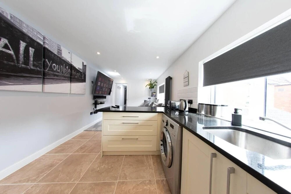 Luxury 3-bed Apartment in Bournemouth Nr Beach