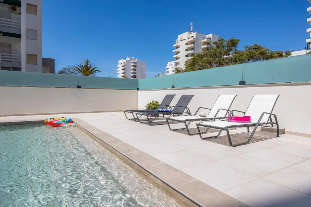 Luxorious Beachside Apartment with Pool