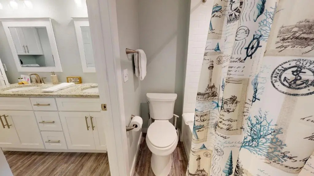AH-F222 New 2nd Floor Condo, Close to PoolHot Tub, Near Marina & Ferry