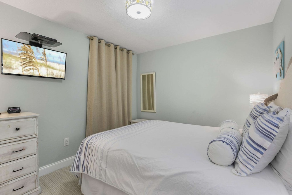 Phoenix I 1112-11th Floor Splash pad Beachfront 2 Bedrooms 2 Baths