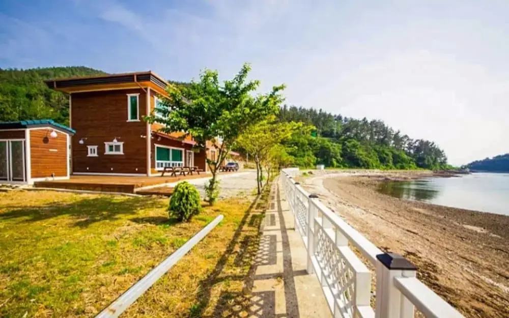 Namhae Bamsum Story Pension(남해 밤섬이야기펜션)