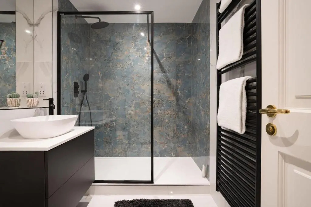 Brand New - Contemporary - 2 Bedroom - 2 Bathroom - Spacious Apartment - Lake Views