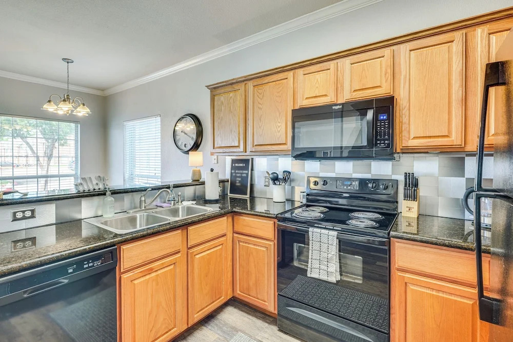 Central College Station Townhome w/ Community Pool