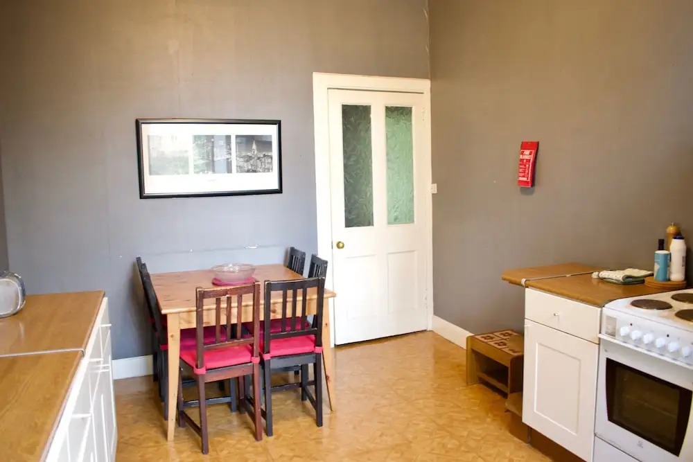 Traditional 3 Bedroom Apartment in Bruntsfield