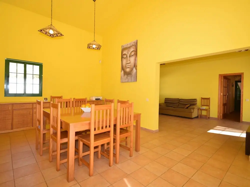 Spacious villa with good location in the north, just 15 min from the beach