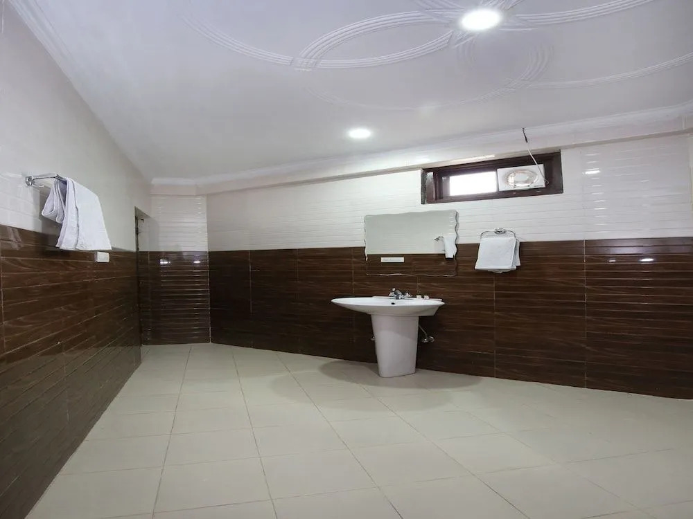 OYO 10399 Hotel Rosewood INN