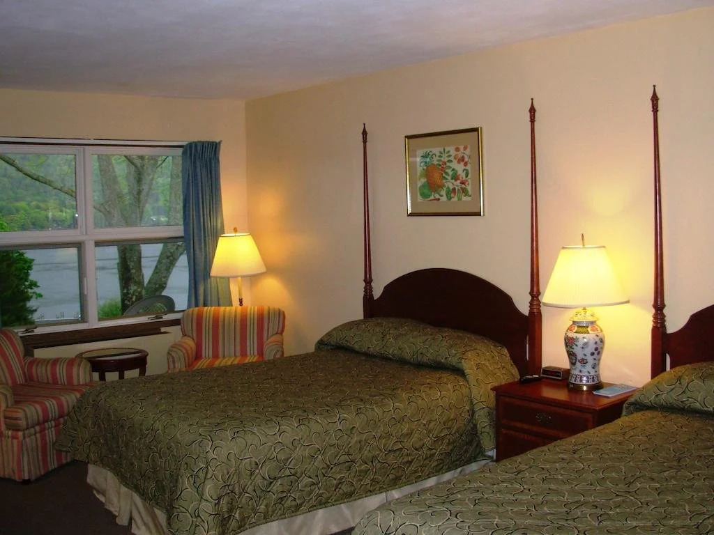 Red Carpet Inn On The Lake