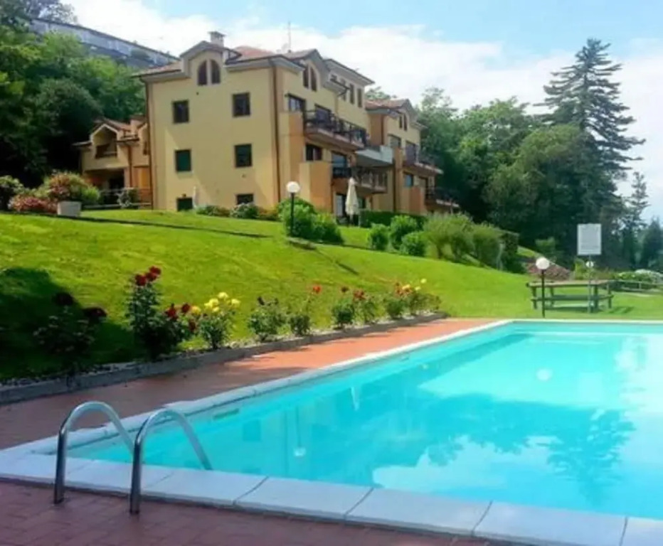 Blue Lake Apartment With Pool and Lake View