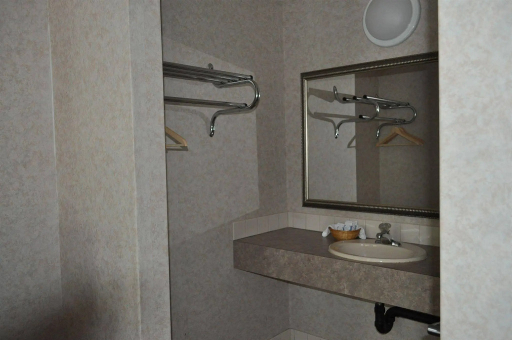 Atrium Inn & Suites