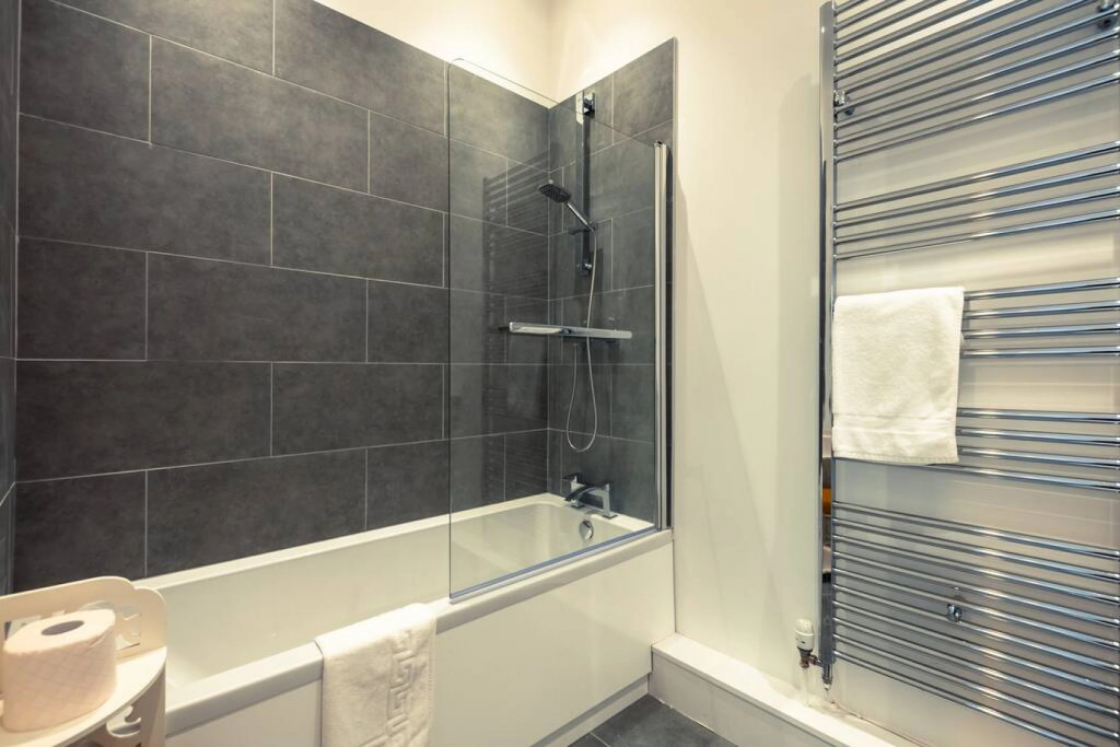 Maritime House - Luxury 2 Bed High Spec Apartment w Private Parking