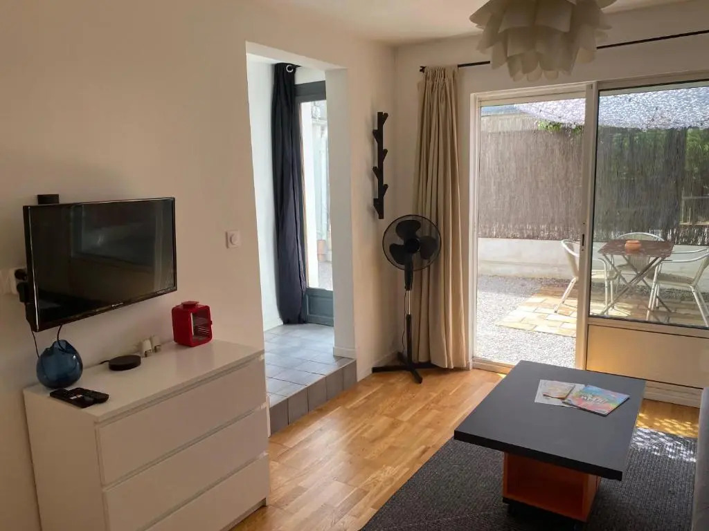 Grand studio de 38m2 et cour indépendante de 25m2 dont wifi et Netflix