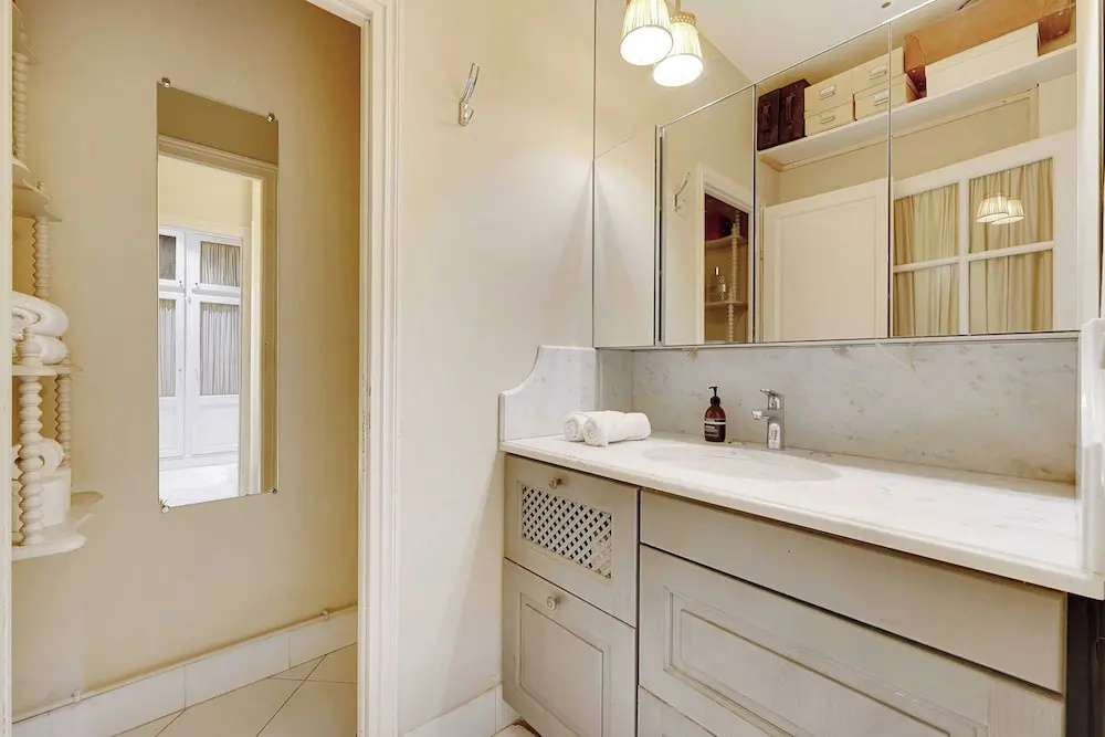 Historic Elegance in the Heart of Marais - 6p/2br