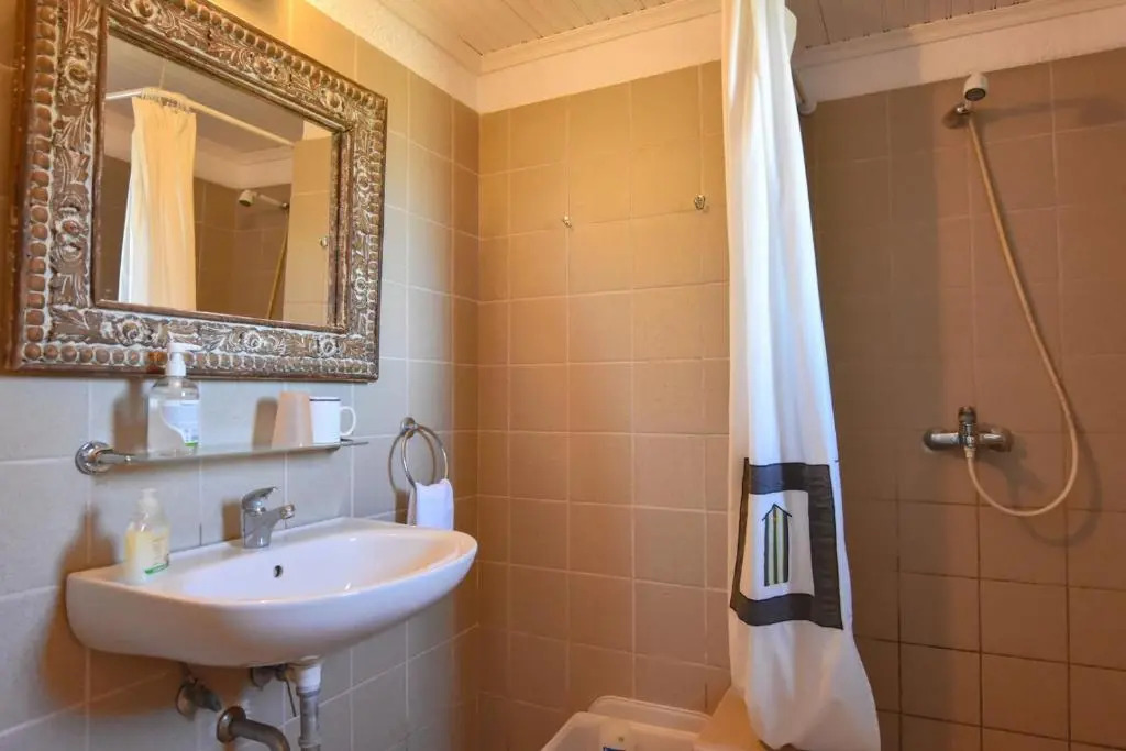 Family house with a swimming pool 5 minutes from Ioulida