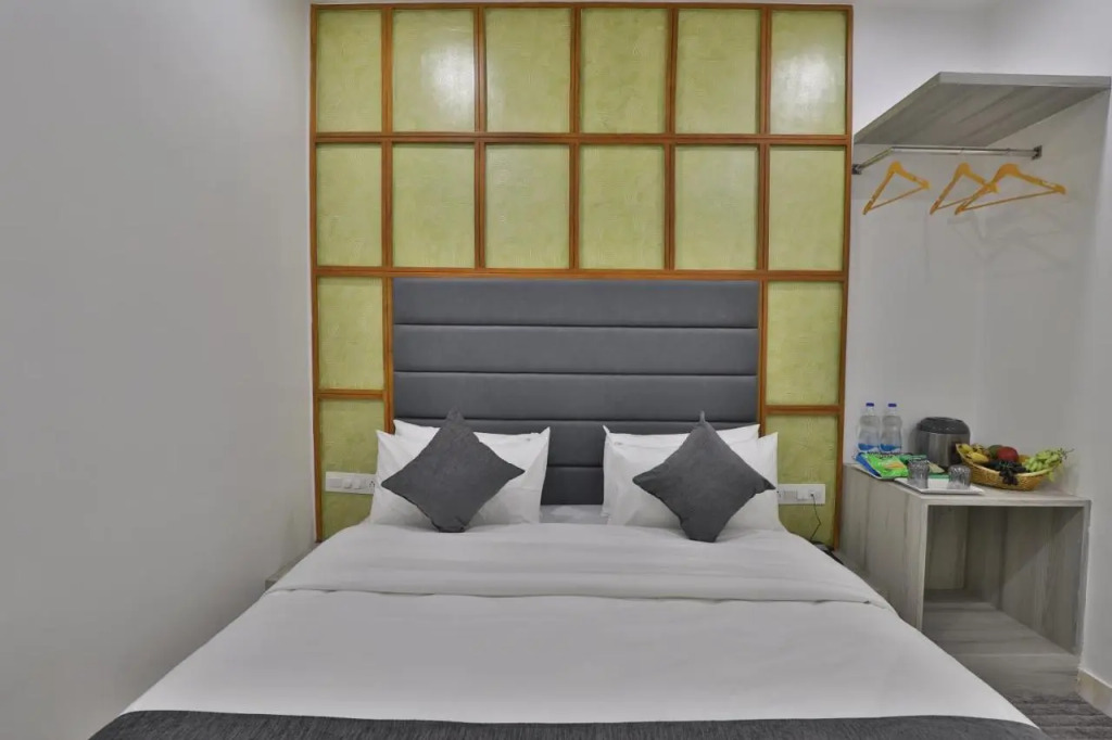 Treebo Urban, 1 Km From Railway Station