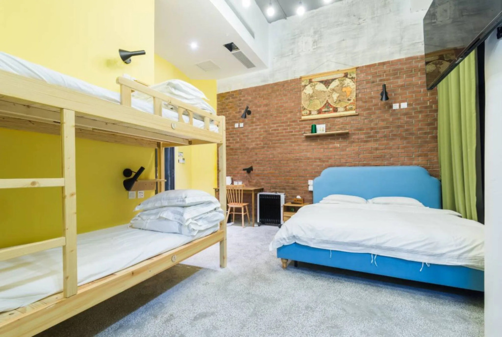 J Trip Youth Hostel