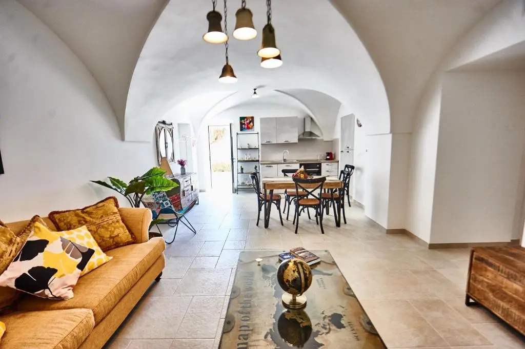 Equorum Prospectus 1 - OSTUNI CENTRO - Guest House
