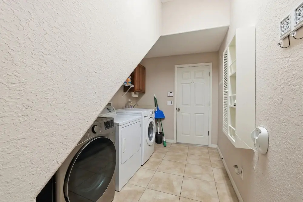 Charming 3br Oasis Comfort, Pool & Sunshine 3 Bedroom Home