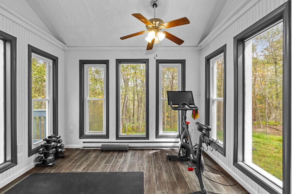 Charming Chalet w Hot Tub King Suite Dog Friendly