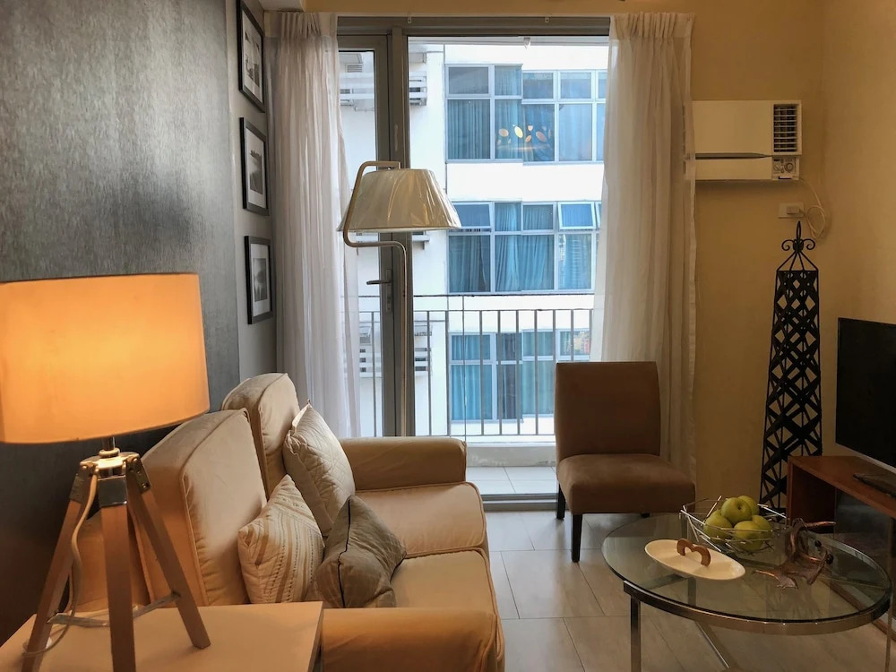 Cozy Pad in Heart of Makati HiSpeed WiFi