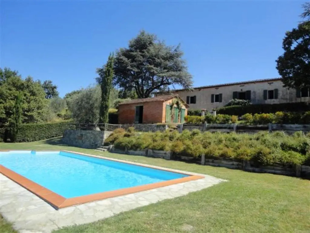 Tuscan villa with views and pool. Hosts up to 15