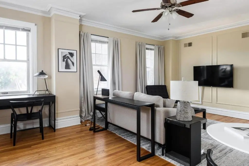 Classic CWE 2BR with Full Kitchen by Zencity