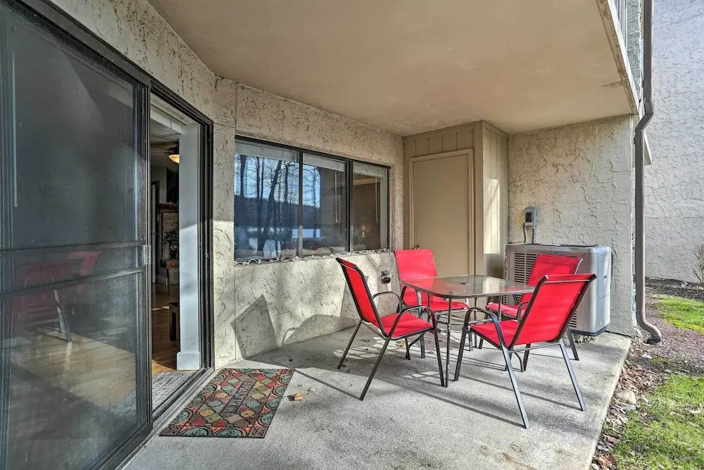 Condo on Big Boulder Lake w/ Community Pool Access