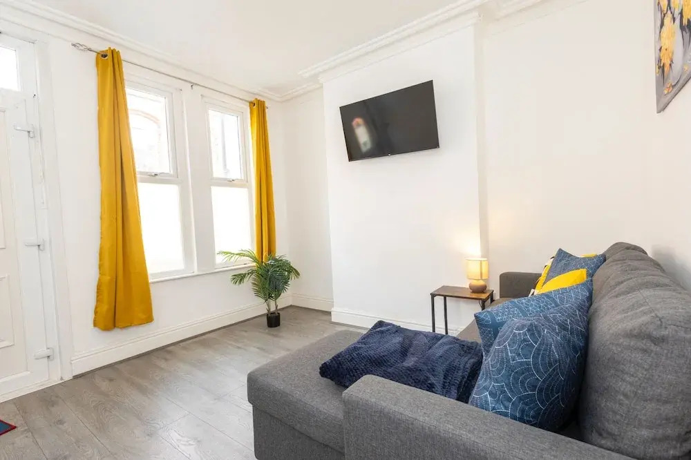Green Corner House Sleeps 6 & Free Parking