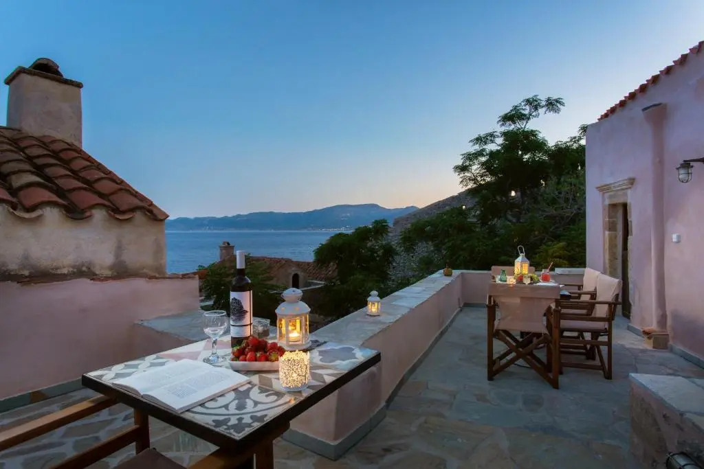 Myrsinis Castle House - Comfortable Residence with Large Balcony & Sea View