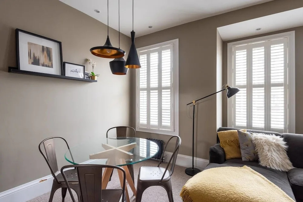 Beautifully Modern 2 Bedroom Flat For 4 Guests