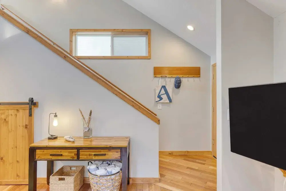 Royal Canoe by Avantstay Walk to the Shore + Cozy Fireplace