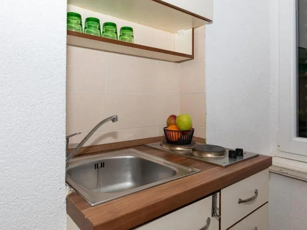 Lav Hostel & Café