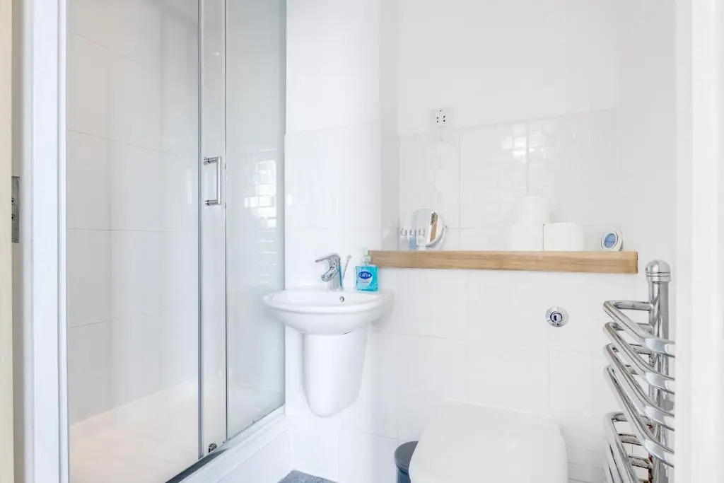 2 Bed Family Apt w/BALCONY & PARKING! ☆ FREE NETFLIX - With 50 Inch Smart TV, FREE NETFLIX & WIFI - Birmingham City Centre, By 02 Academy, Cube & Mailbox
