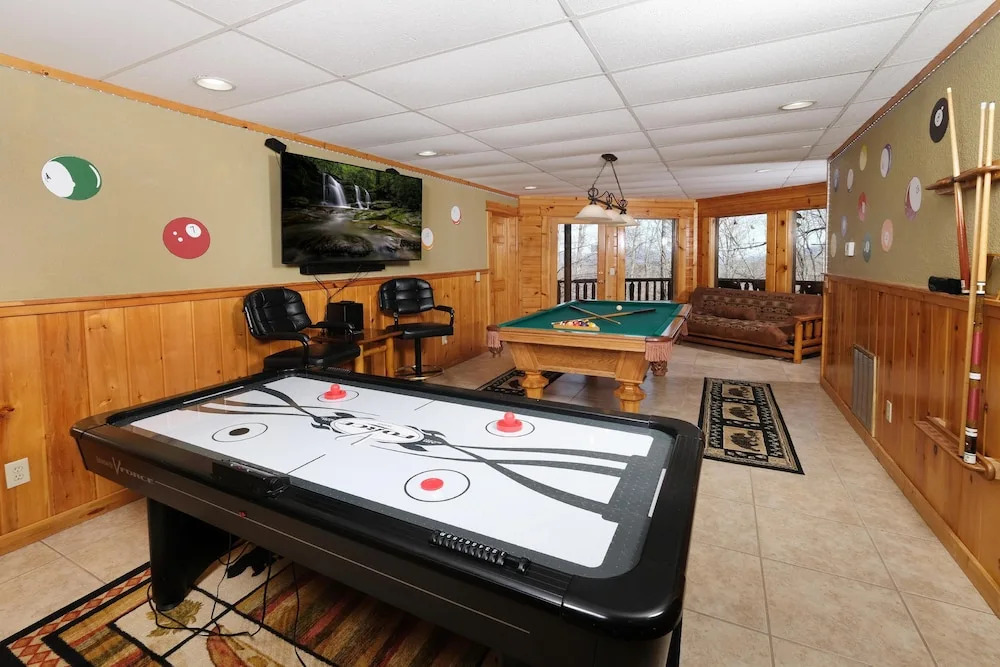 Smoky Treehouse Lodge #614