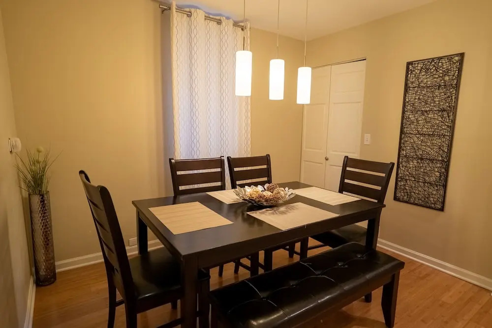 Lincoln Park Suites Operated by Roscoe Village Guesthouse